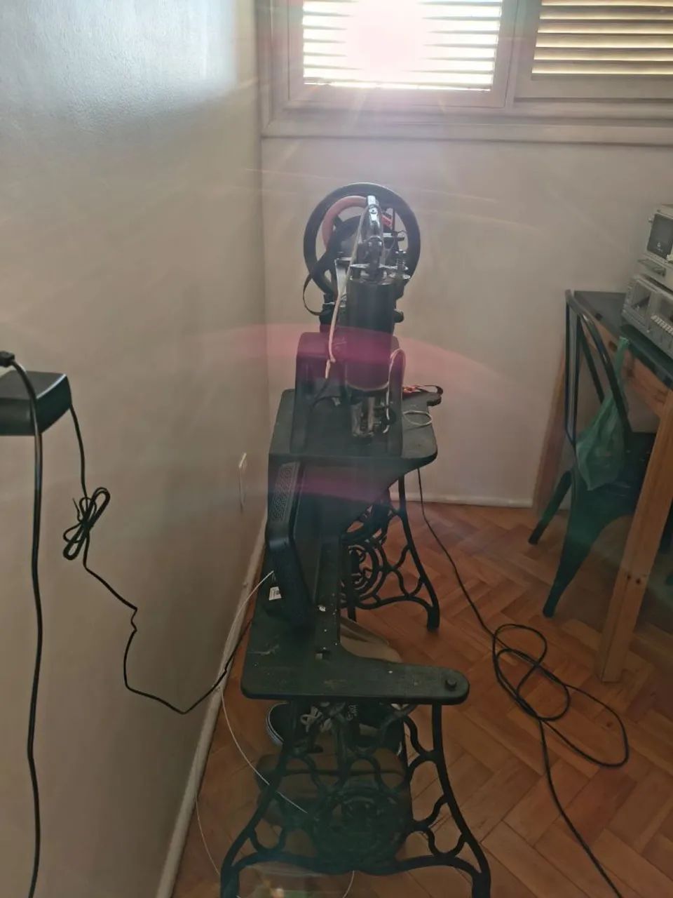 Antiga Máquina de Sapateiro Singer  - Foto 2