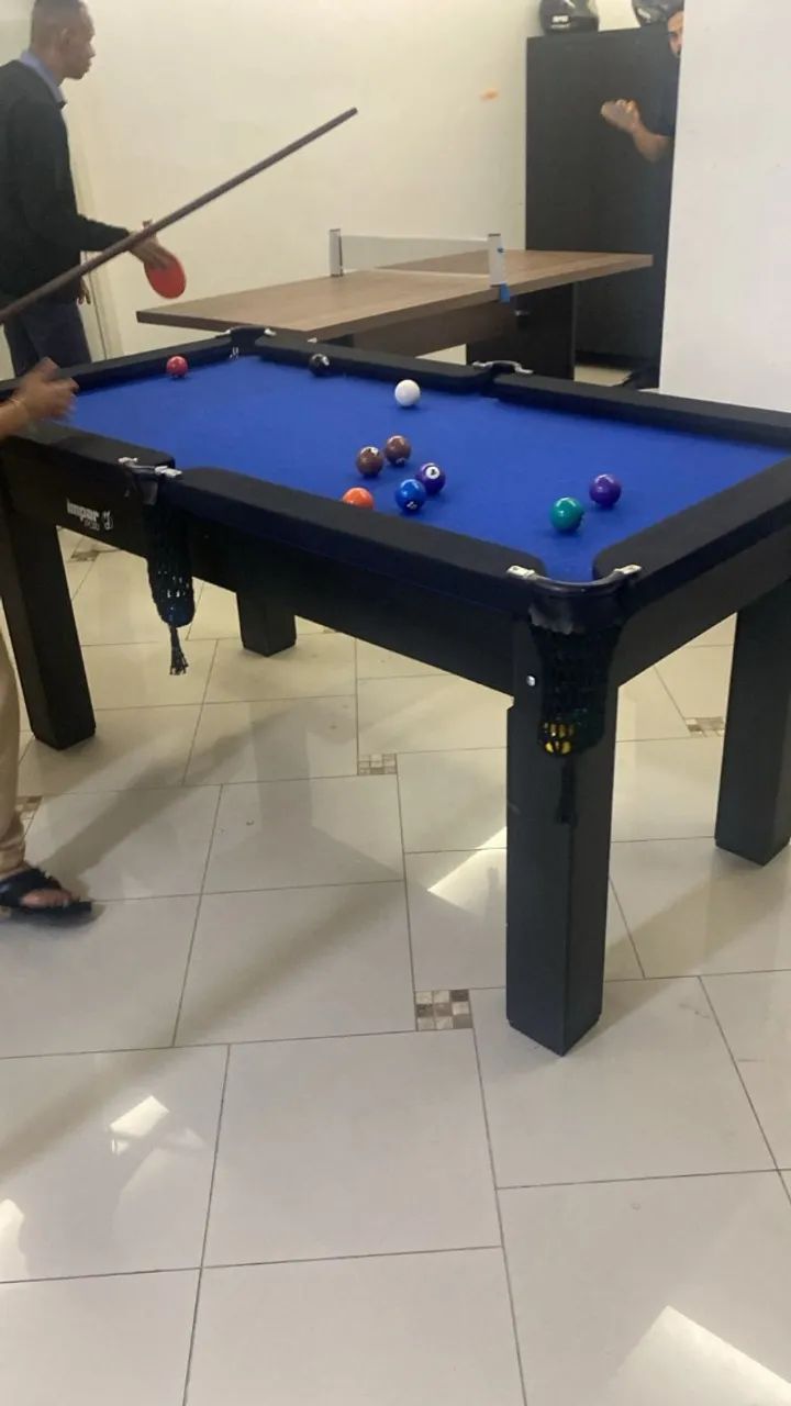 Mesa de sinuca de madeira 87x167acompanha 2 tacos e o jogo de bolas numerada
