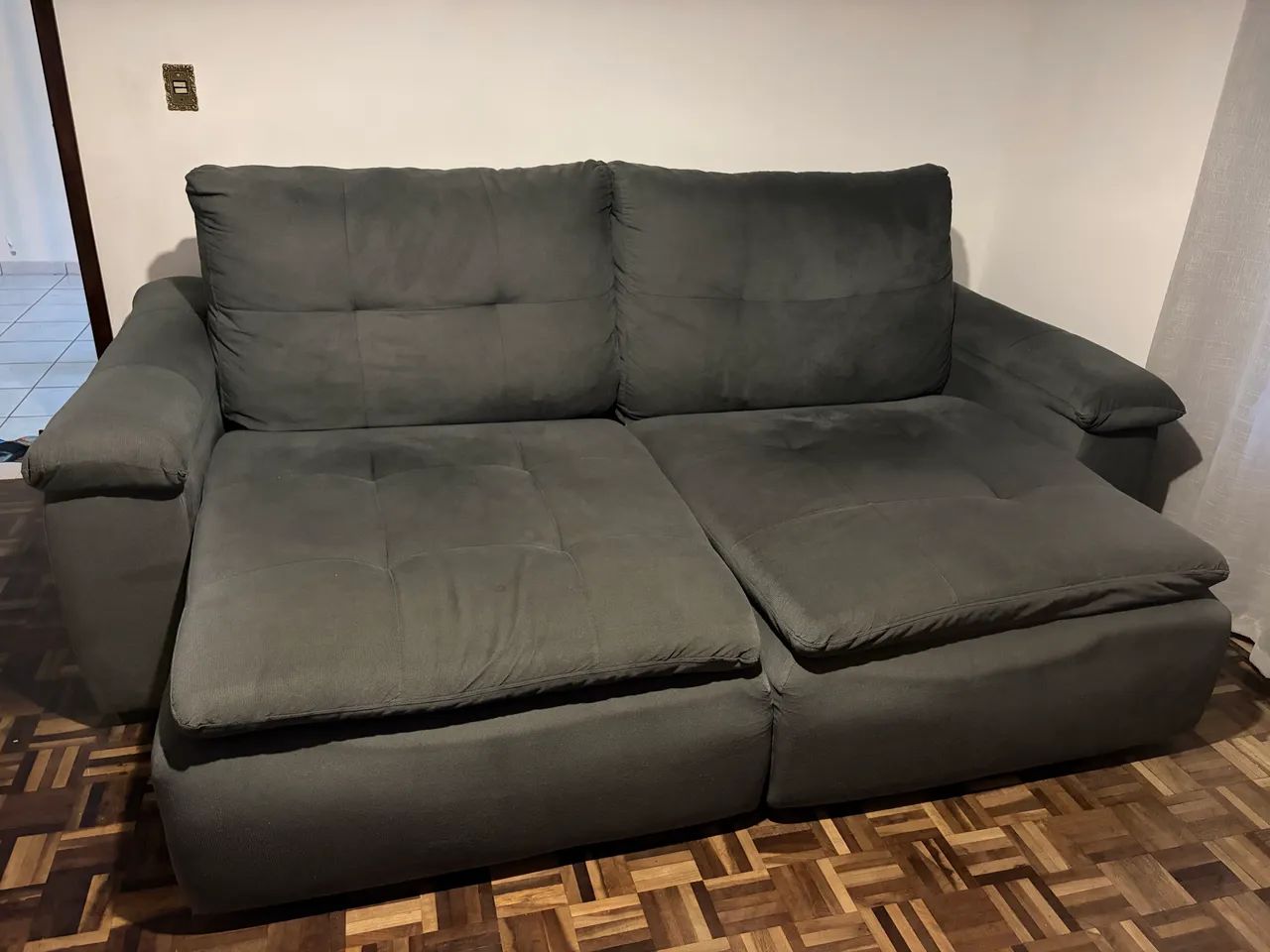 Sofá retrátil em suede 