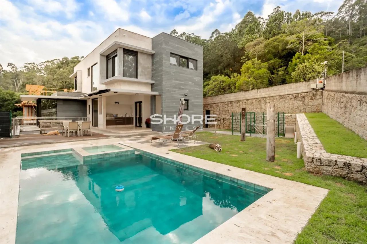 Casa de Alto Padrão no Cacupé com 3 Suítes e Vista Mar
