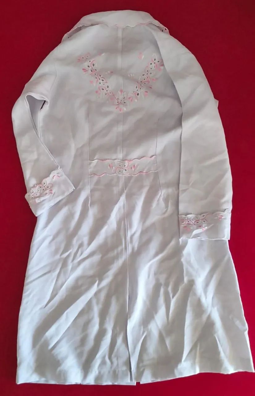 Jaleco Branco com Bordado Rosa - Foto 2