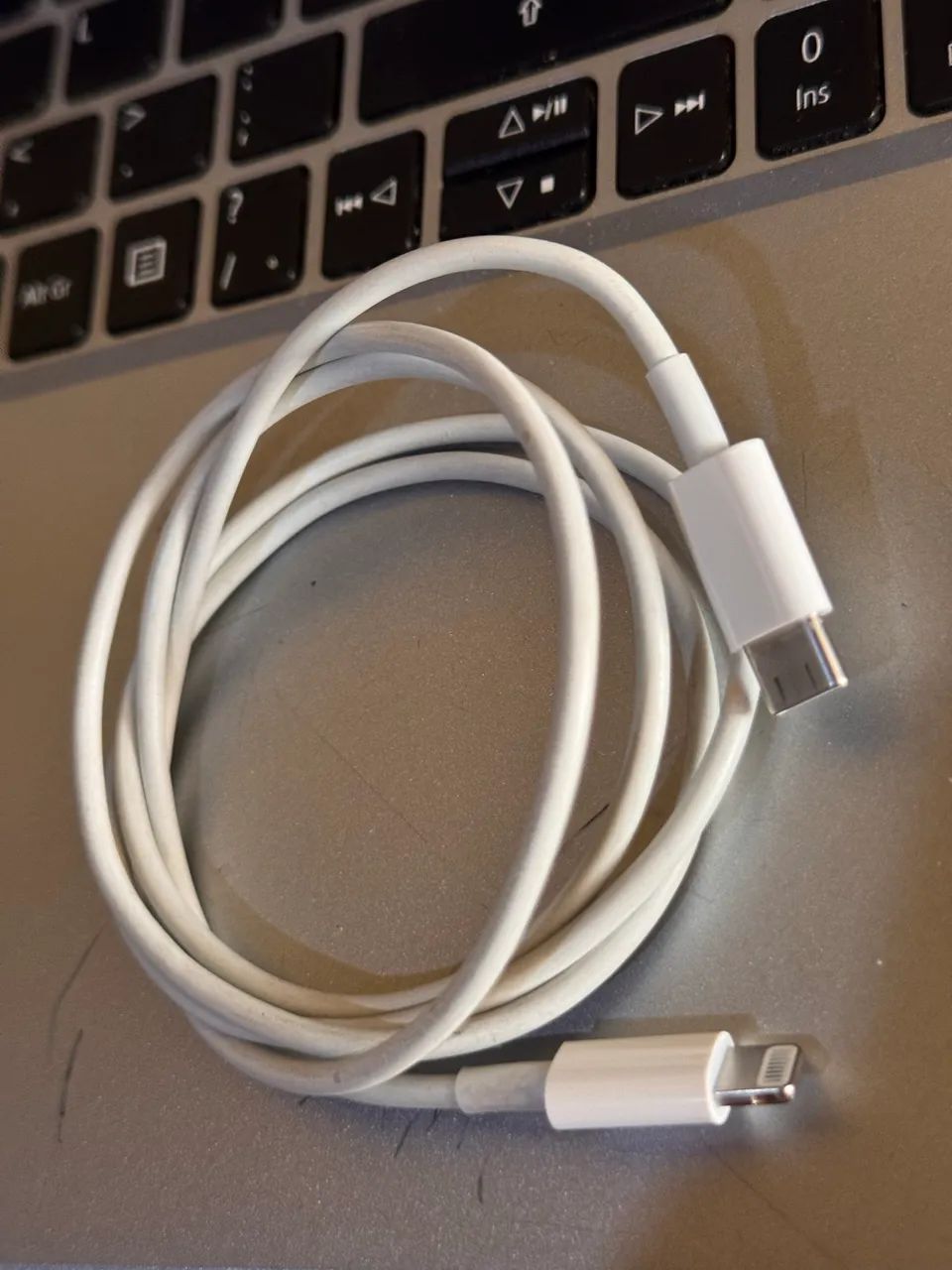 Vendo cabo original iphone Lightning -  tipo C. Novinho ainda. 