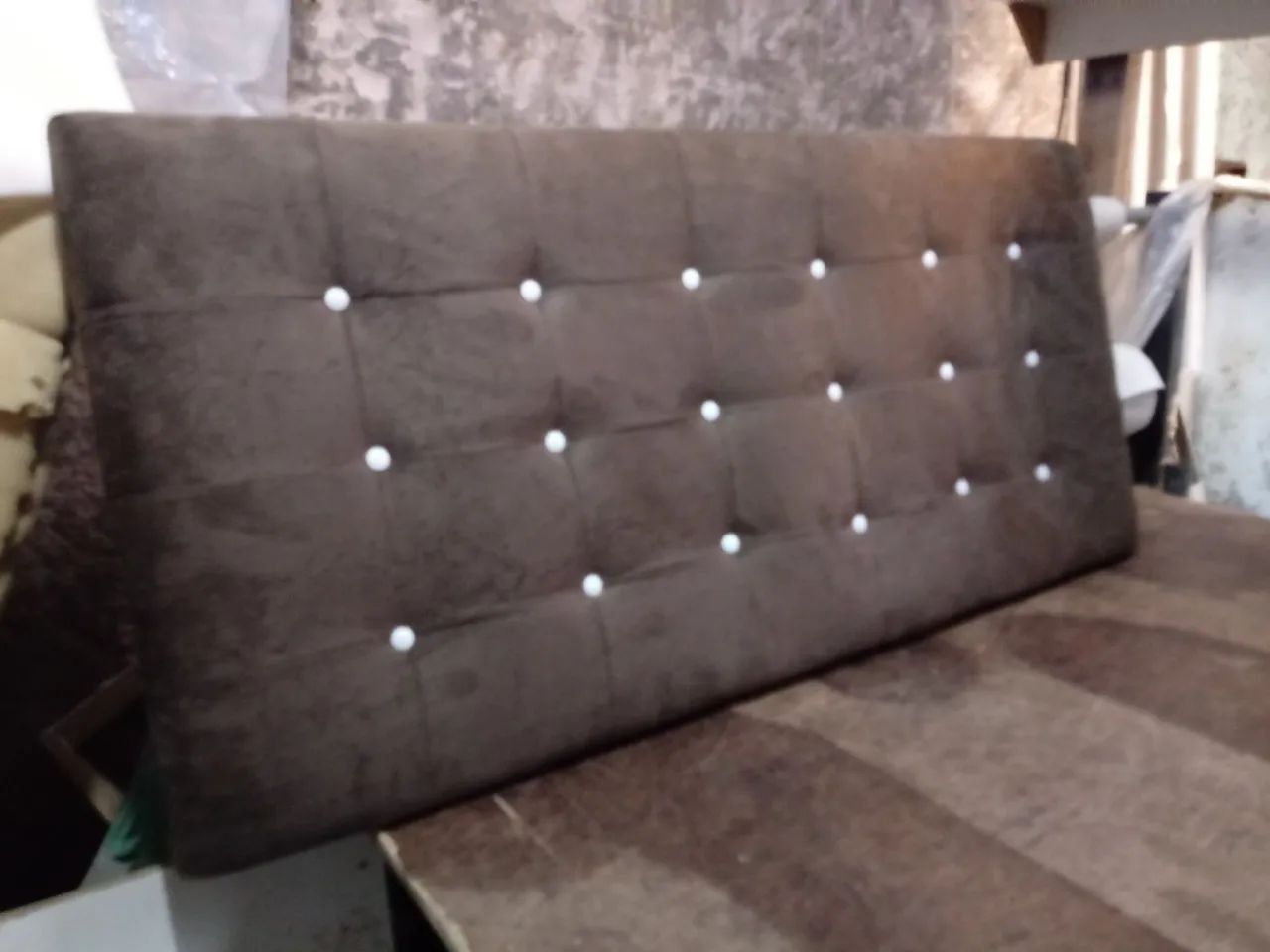 Cabeceira de botões em suede