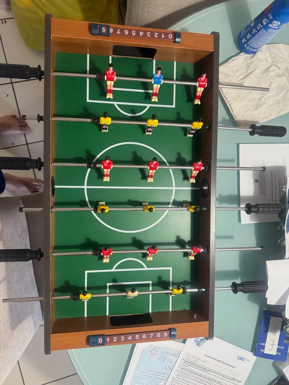 Mesa de Pebolim Infantil de Madeira - Excelente Estado - Foto 2