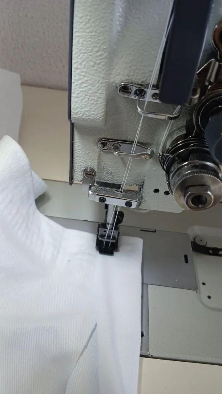 Estamos contratamos costureira com experiências. Trabalhamos com uniformes, com tecido.
