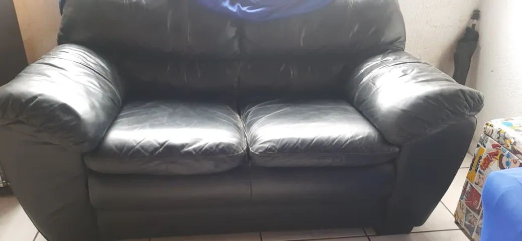 Sofá de 2 lugares em couro legítimo 