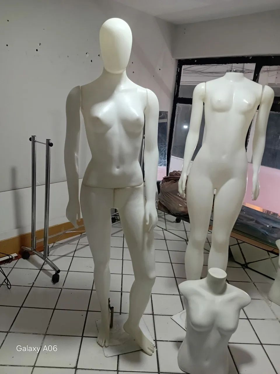 Maniquins e araras  - Foto 3
