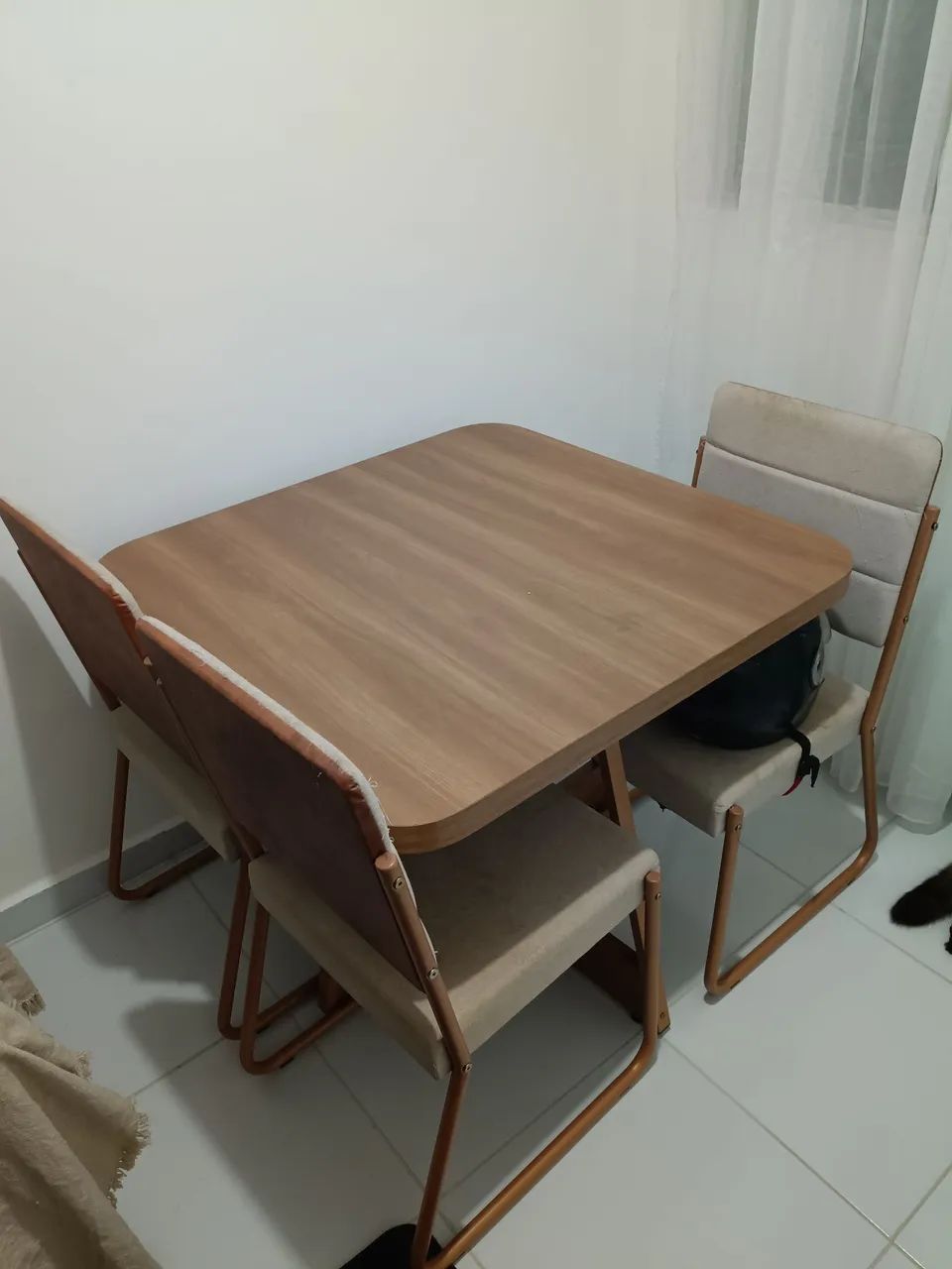 Mesa com 4 cadeiras 