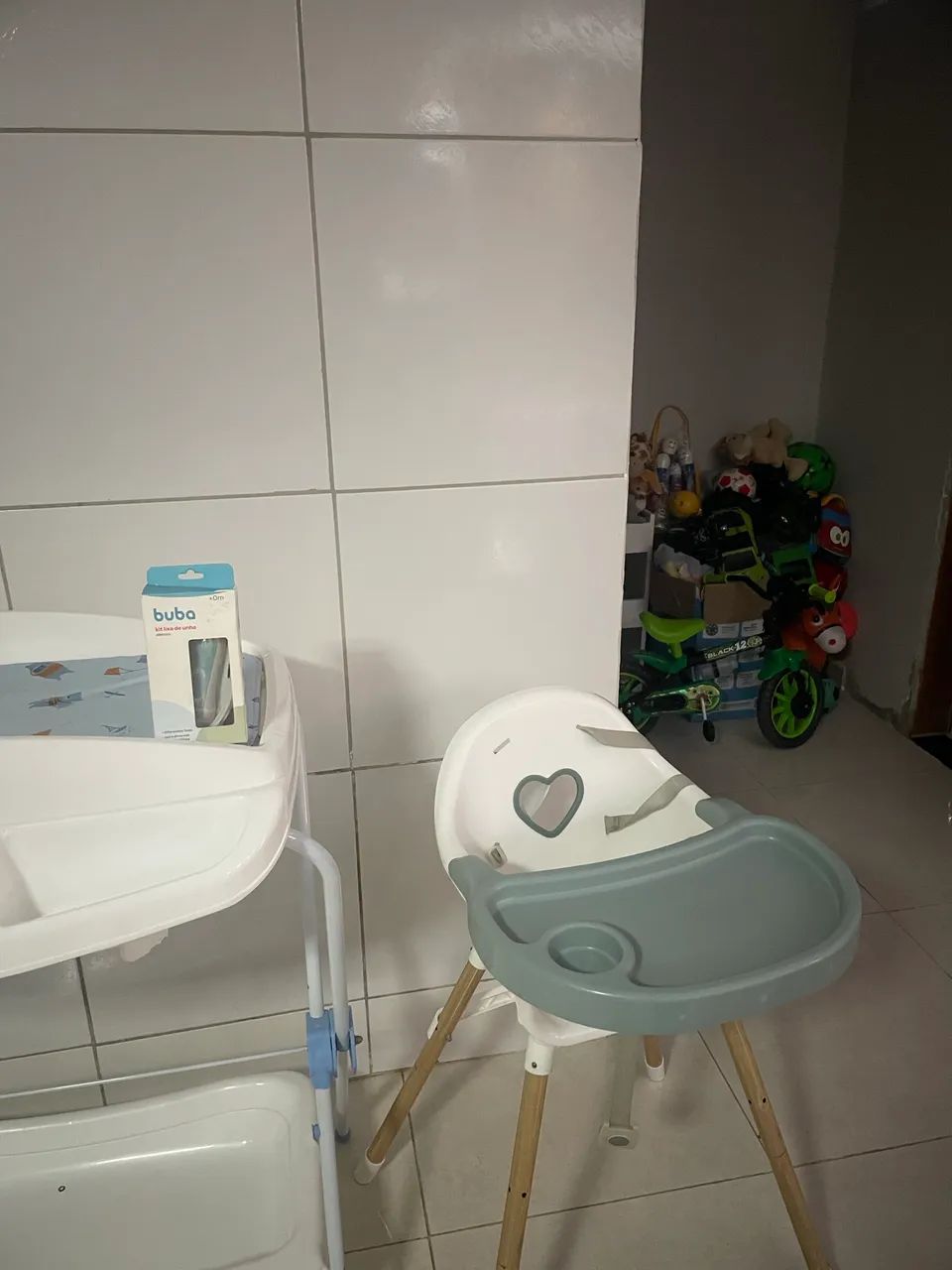 Banheira e cadeira de alimentação e cortador de unha - Foto 3