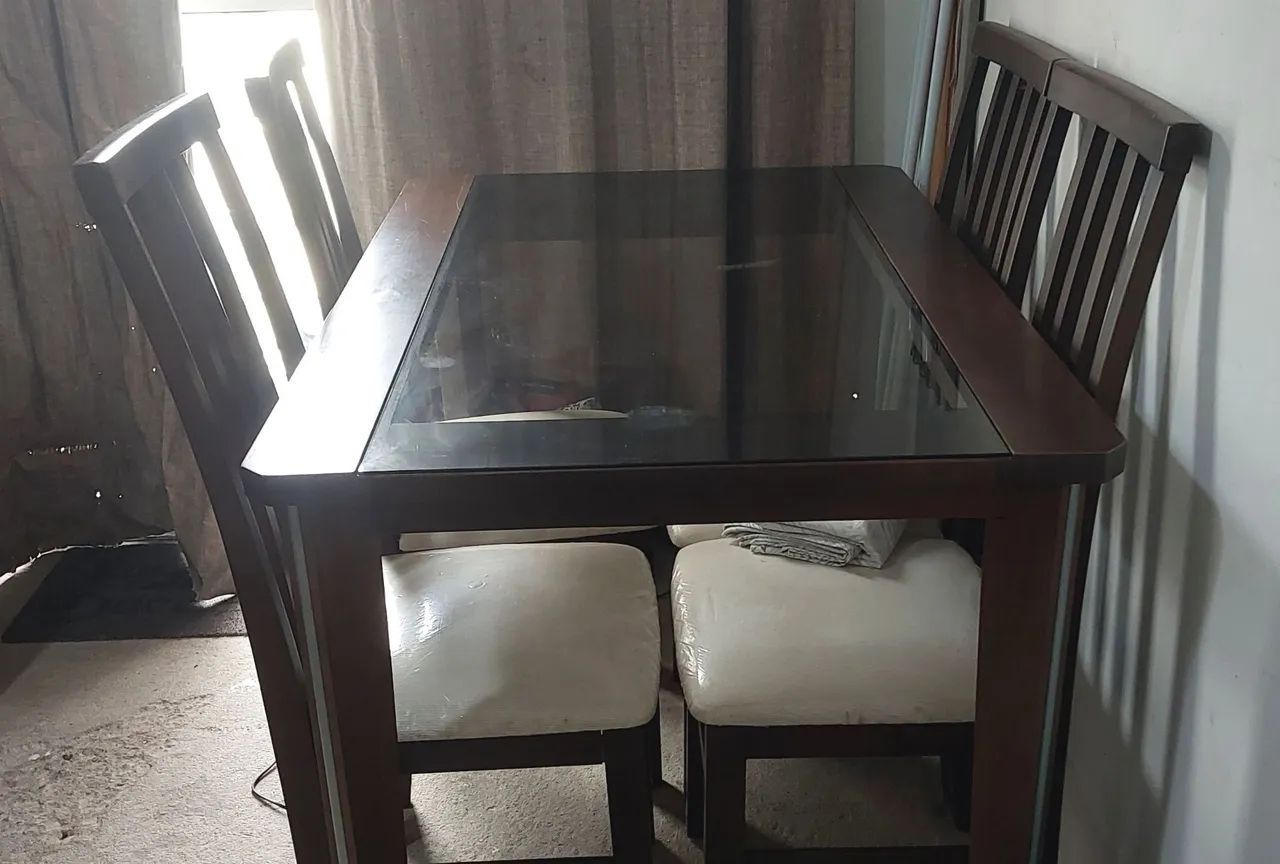 Vendo mesa com 4 cadeiras e rack sala