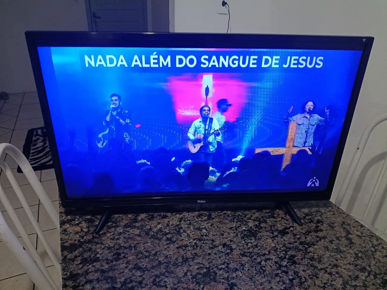 Vendo uma TV esmart 32 polegadas da Philco Seme nova bem conservada tem pezinho e  - Foto 2