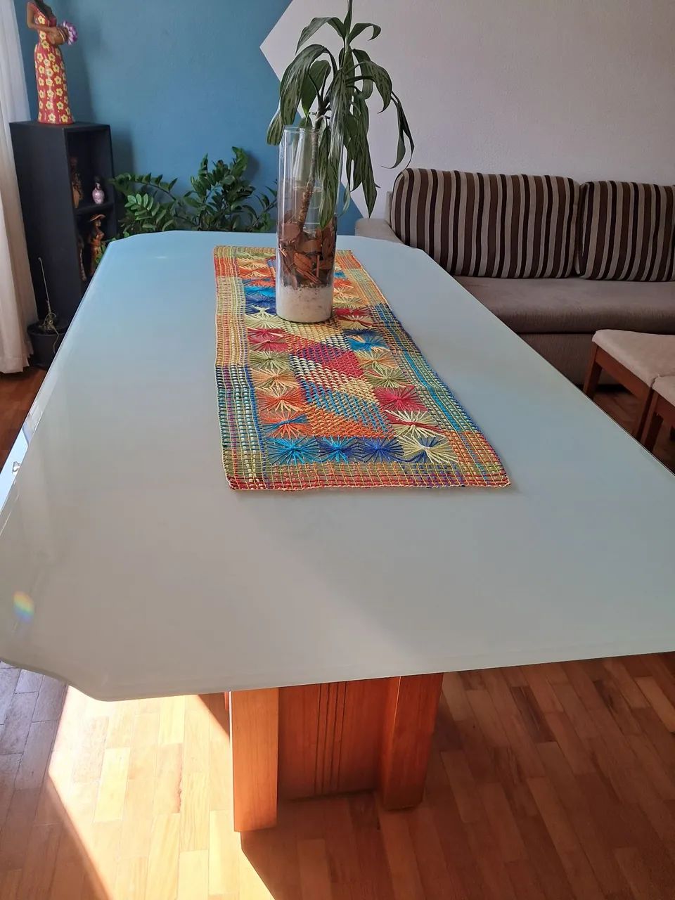 Mesa de jantar com 8 cadeiras, vidro bisotê temperado 8mm,  medindo 2x1