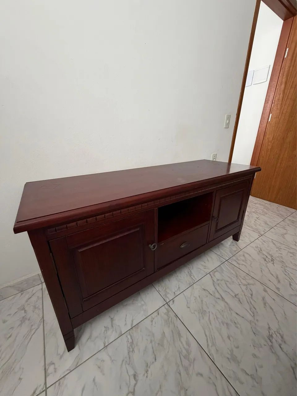 Rack de madeira maciça com portas e gaveta 