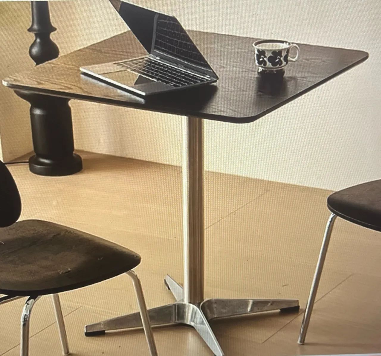  Mesa Mdf preta com pés inox 
