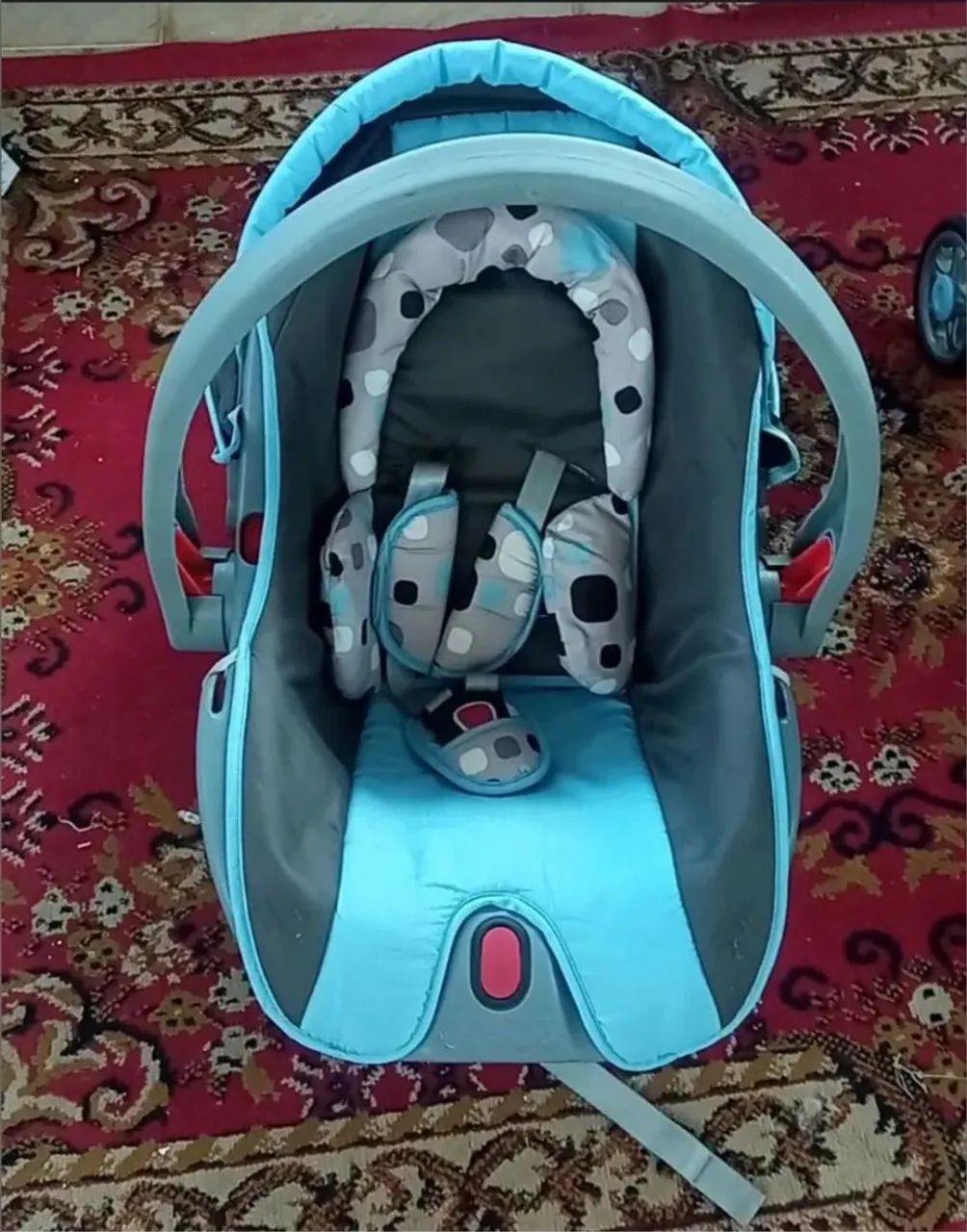 Carrinho de bebê Cosco kids azul com bebê conforto  - Foto 4