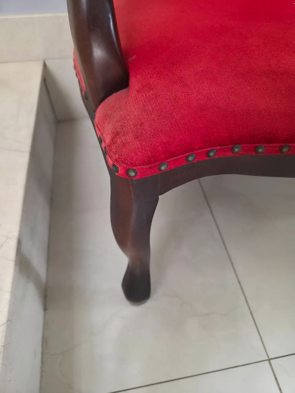 Par de Poltronas Luís XV em Madeira Maciça com Veludo Vermelho - Clássicas e Sofisticadas - Foto 5