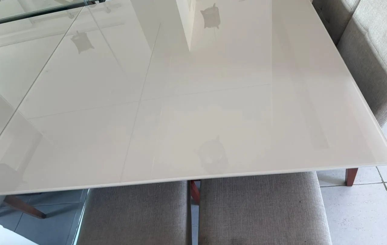 Mesa com 4 cadeiras em excelente estado