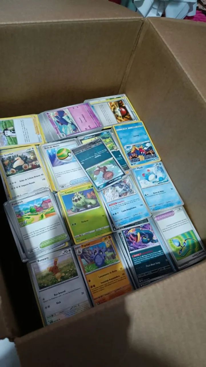 Lote de cartas pokémon (4 mil comuns com itens e pokémons )