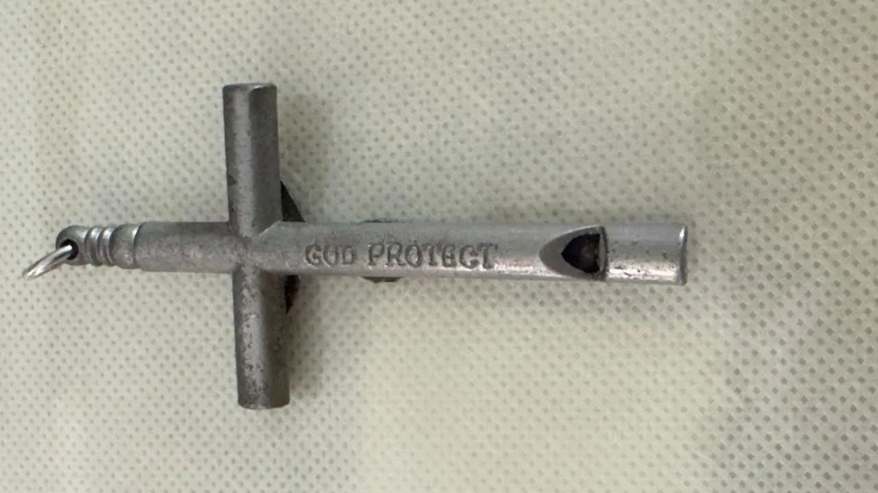 CRUCIFIXO CONFECCIONADO EM METAL (APITO) - Foto 2