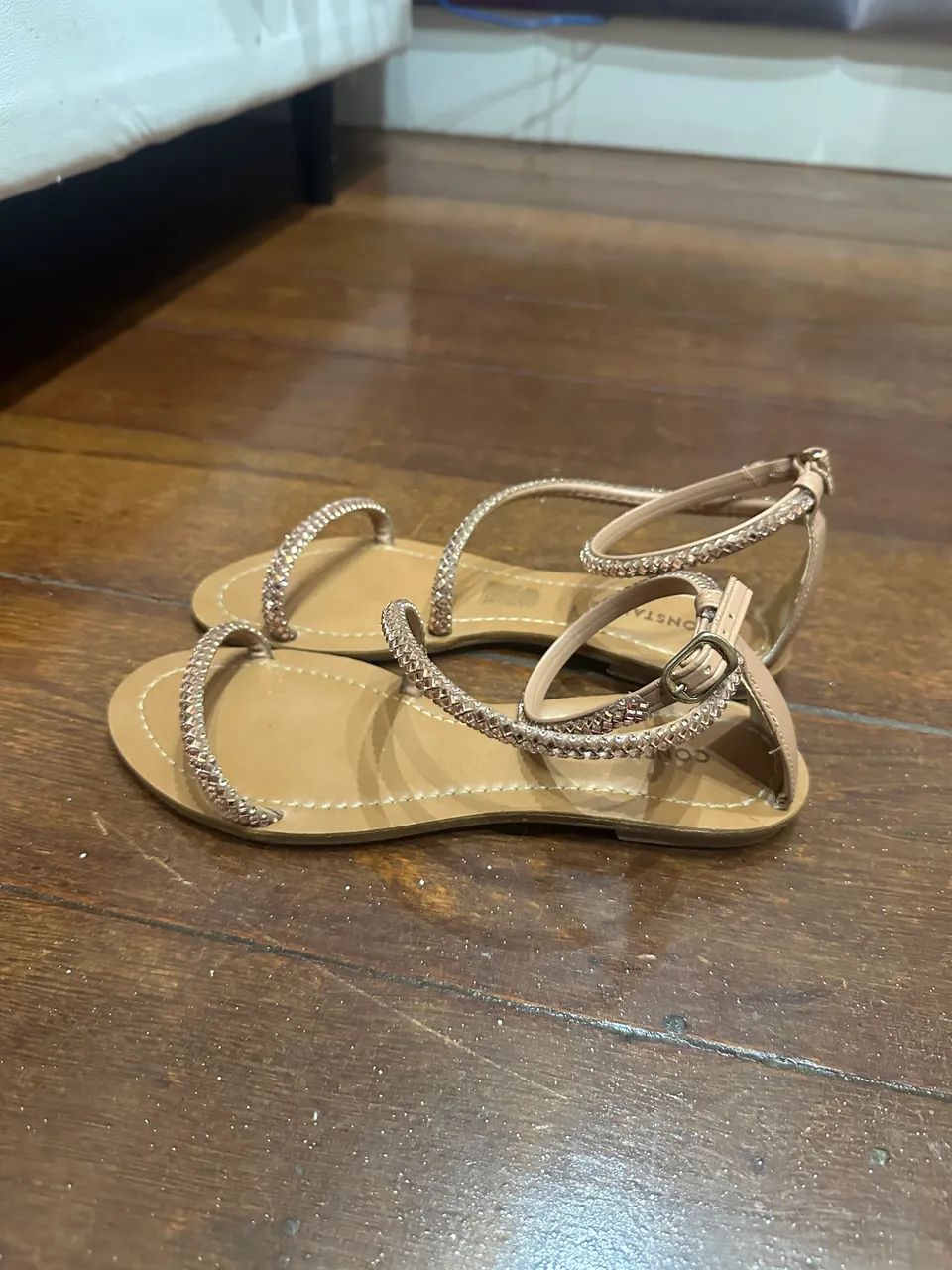 Sandália rasteira Constance metalizada rosé - Foto 3