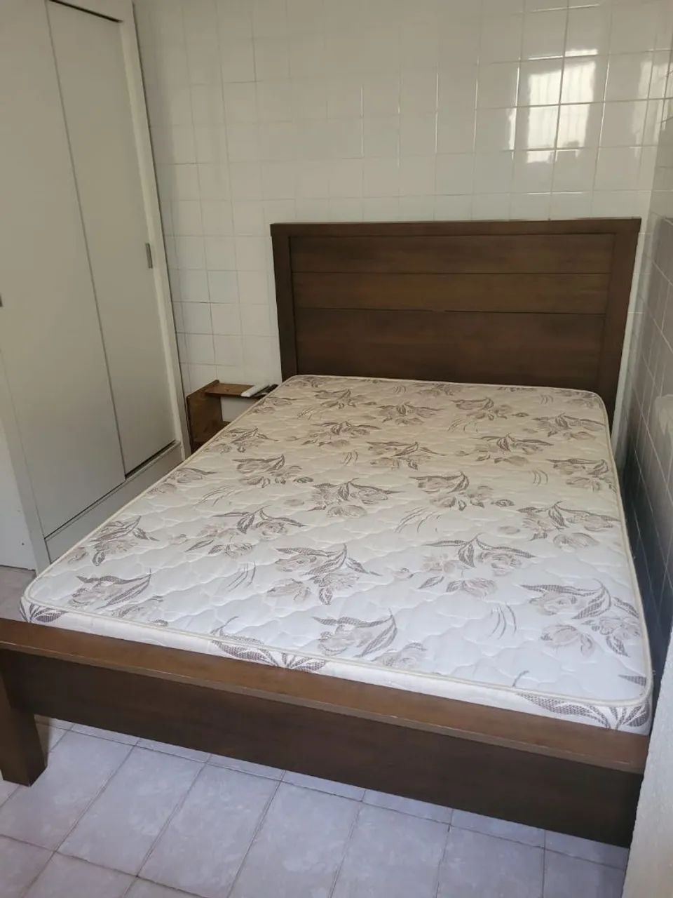 Cama de casal com colchao de espuma. NÃO ENTREGO. 