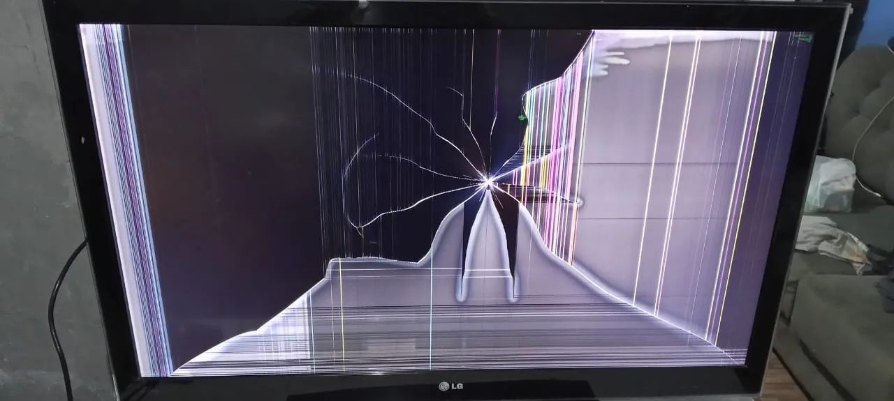 Tv Lg 42 Polegadas (Modelo 42LW4000) - Com Tela Trincada / Para Retirada de Peças - Foto 3