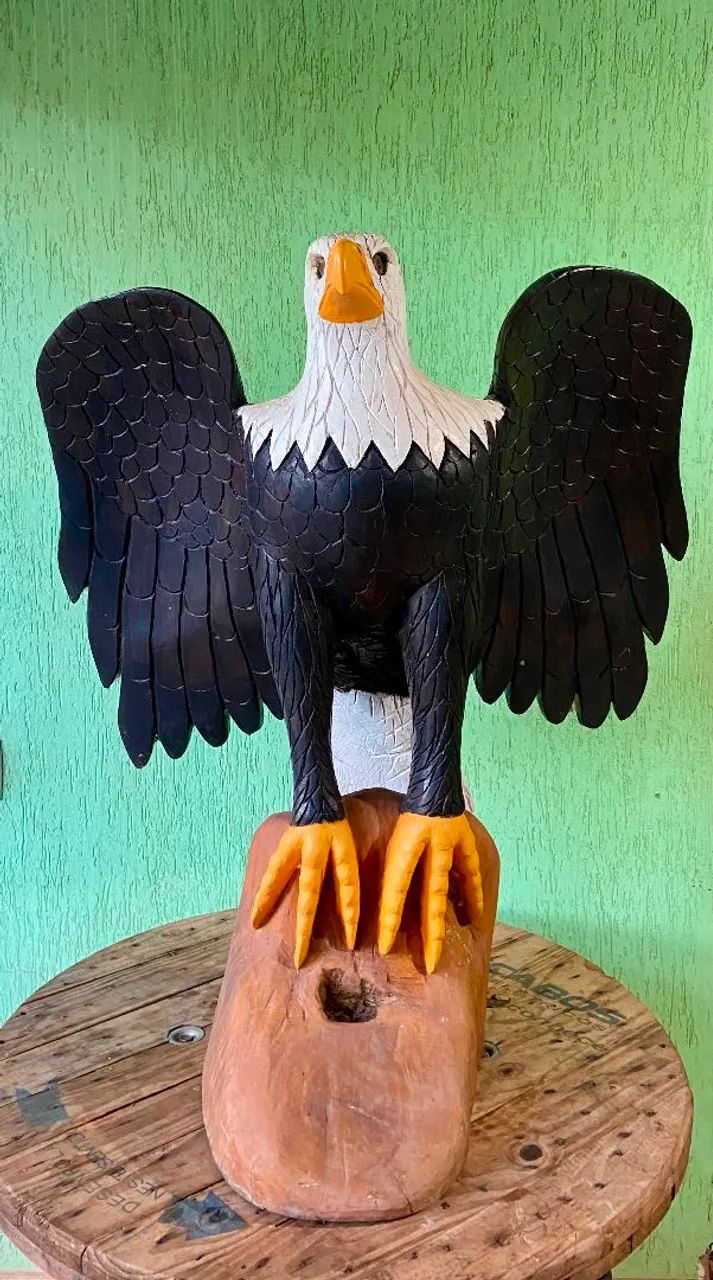 Águia talhada em madeira maciça ( Arte)