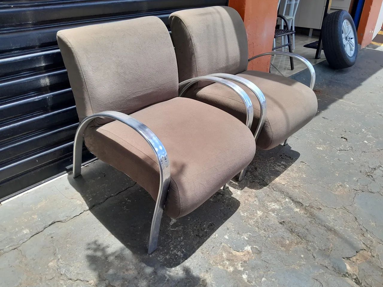 Poltronas decorativas com pés em alumínio  - Foto 2