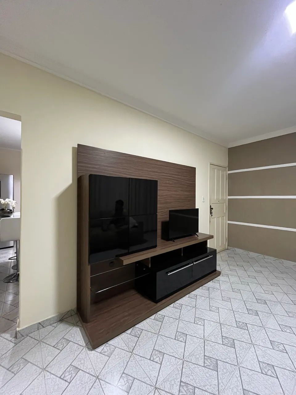 Painel para TV com Rack e Armário Excelente Estado - Foto 4