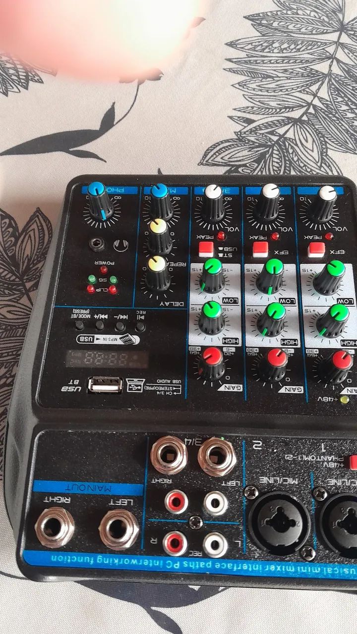 Mesa de som estéreo com dois canais e dois de saída - Foto 2