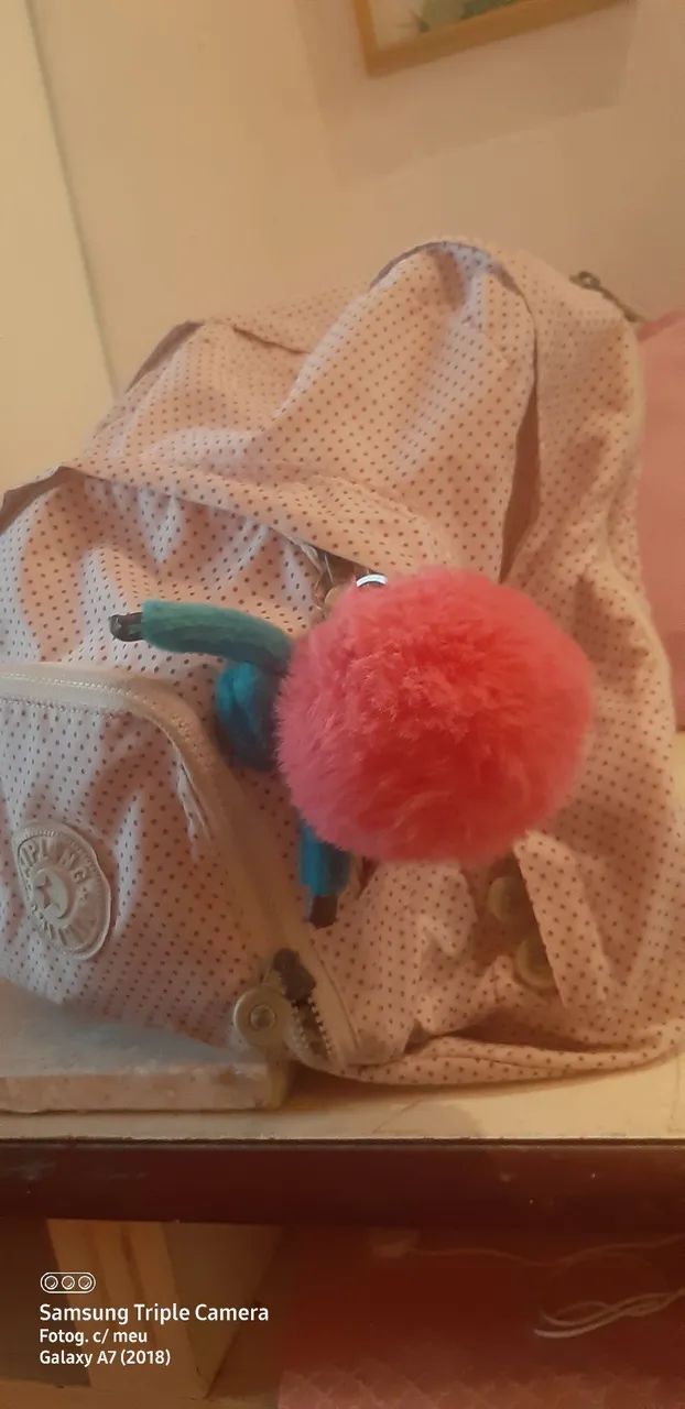 mochila kipling extensiva bolinhas rosa