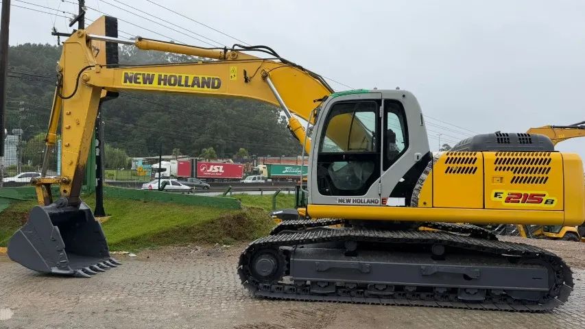 ESCAVADEIRA HIDRAULICA NEW HOLLAND E215B - ANO 2014 - 14.336 HORAS