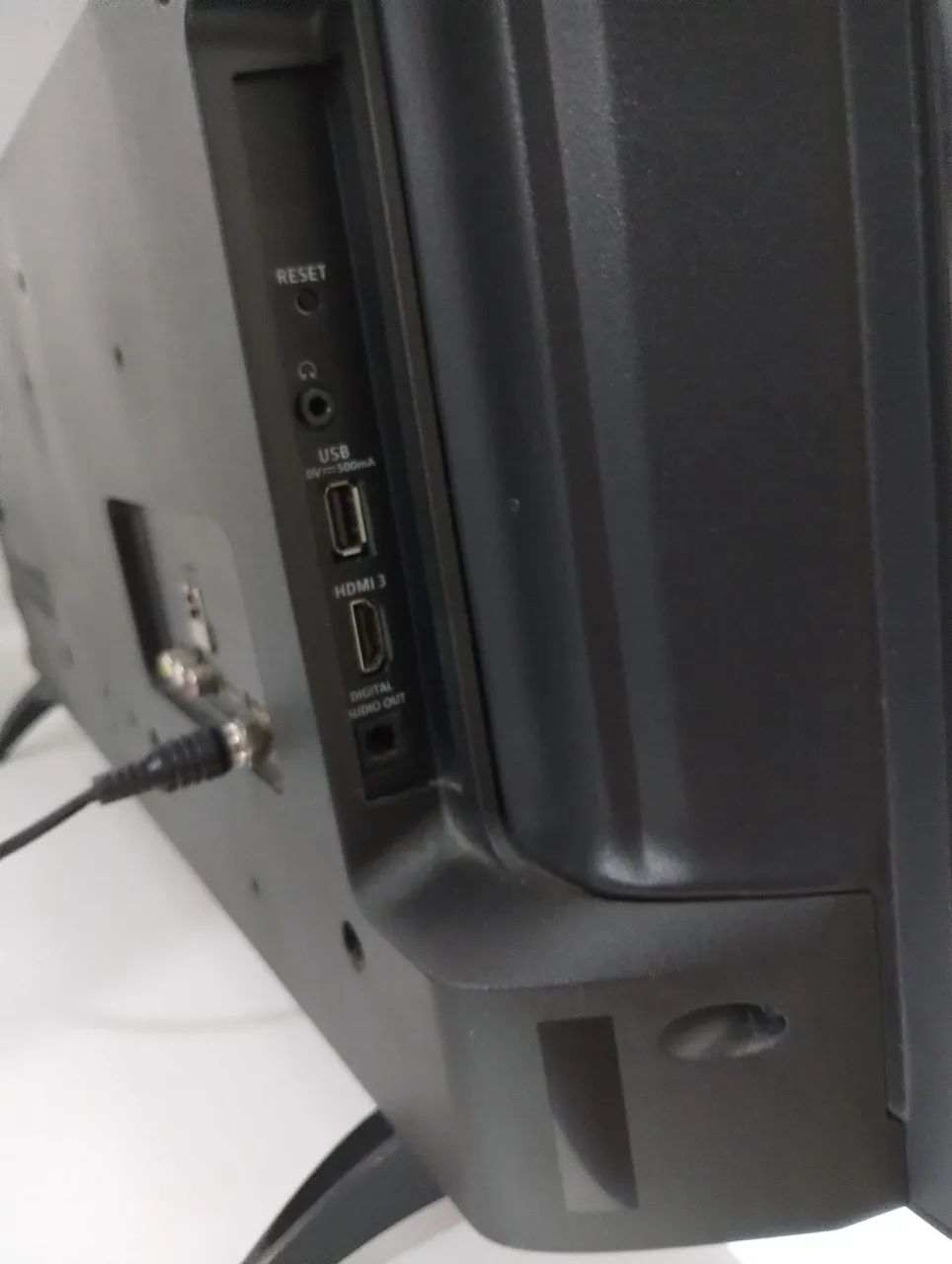 Tv AOC 32" Roku tv, estado de nova. Estou vendedo pra comprar outro maior - Foto 5