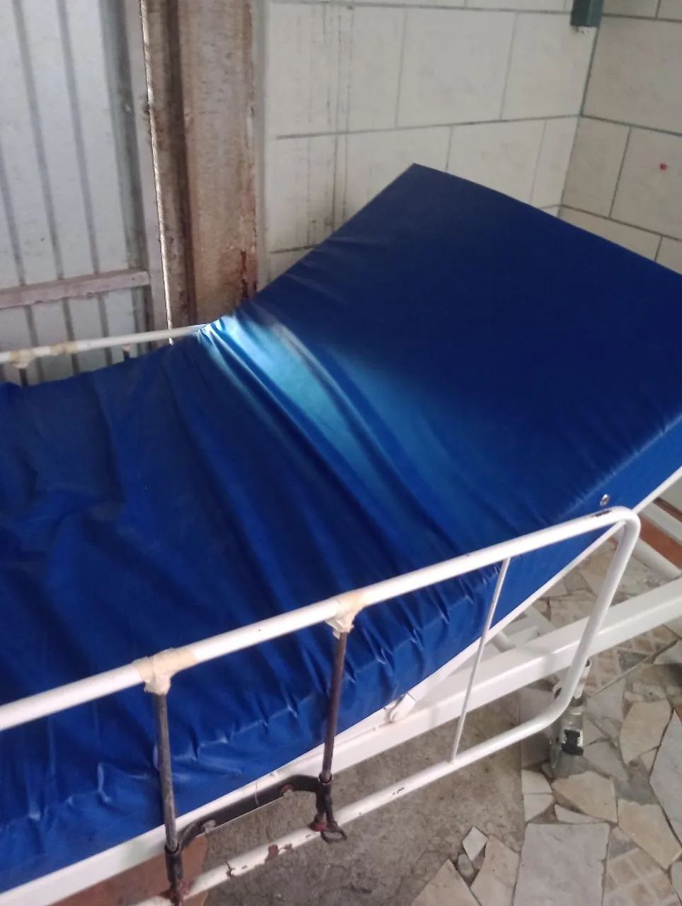 Vendo cama elétrica para acamados, colchão densidade 45 e colchão pneumático elétrico  - Foto 2
