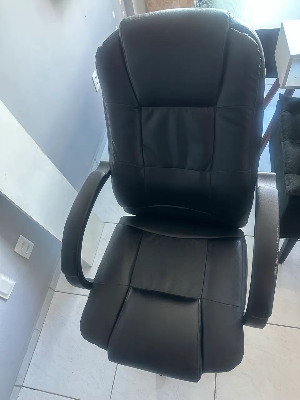 Cadeira executiva com rodinhas para vender logo - Foto 2