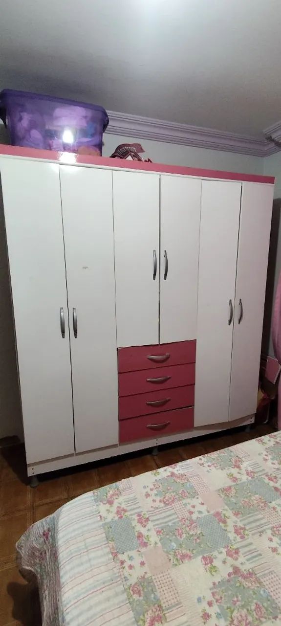 Guarda Roupa, Cômoda, Cama e Poltrona Rosa