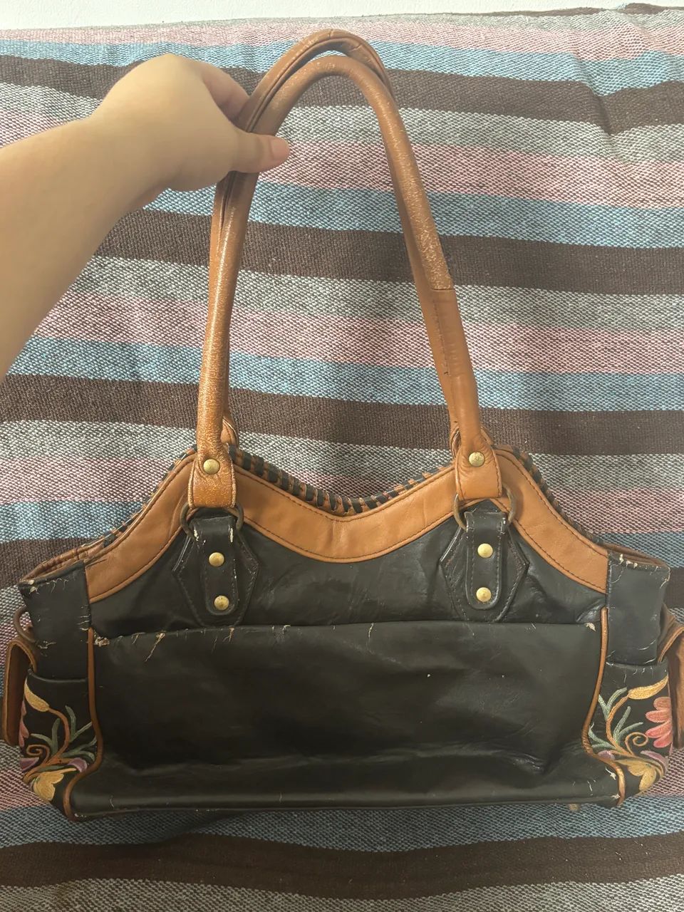 Bolsa de couro com detelhes de flores usada  - Foto 3