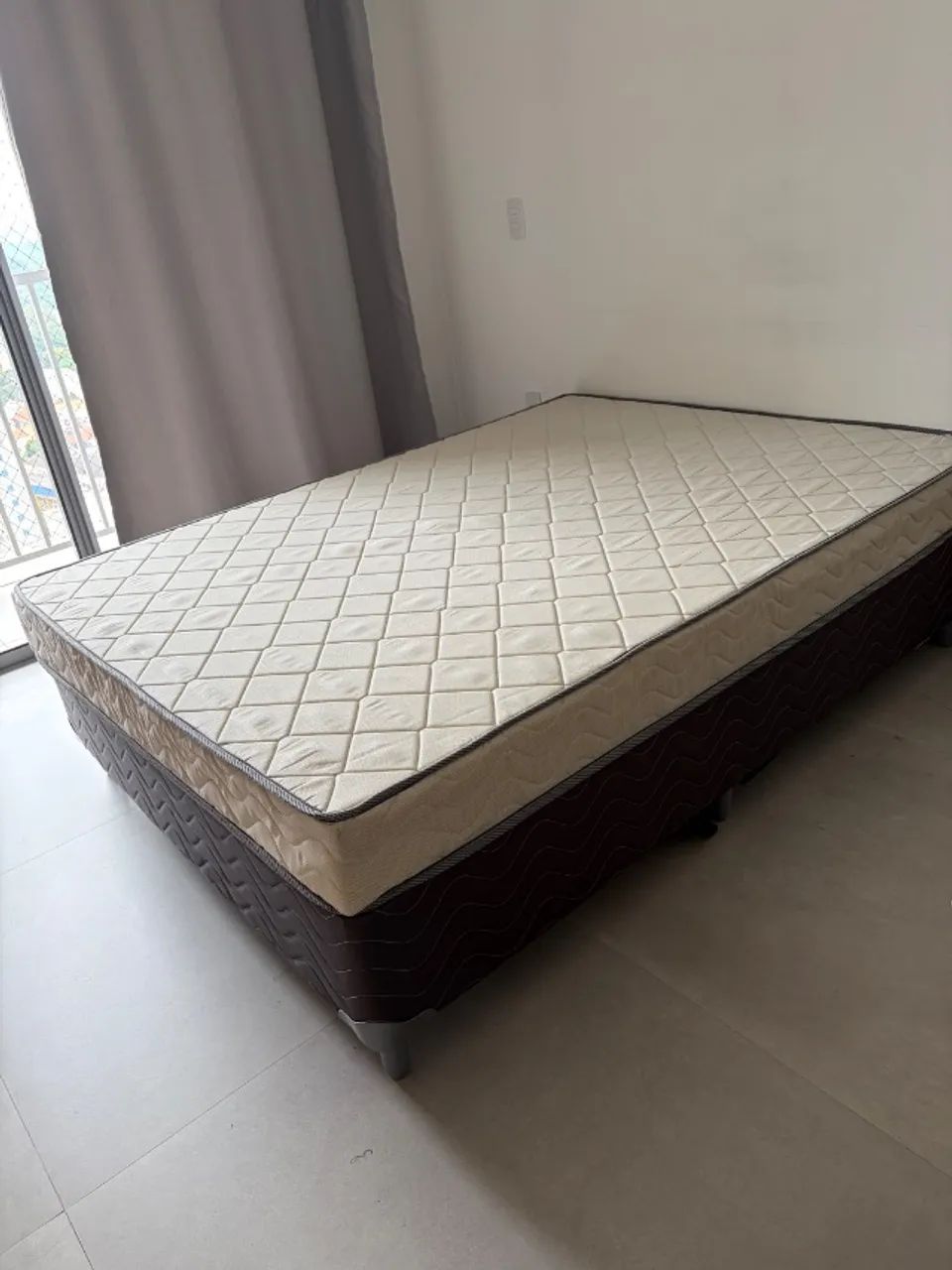 Cama e colchão de casal