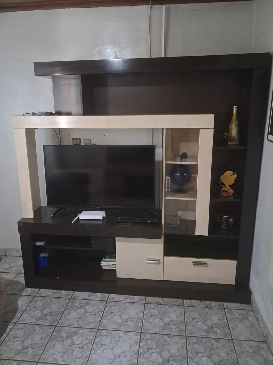 ESTANTE BEM CONSERVADA