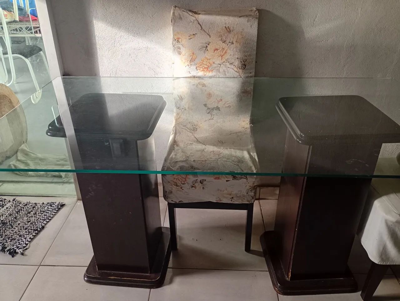 Mesa com 6 cadeiras estofadas 600 reais 