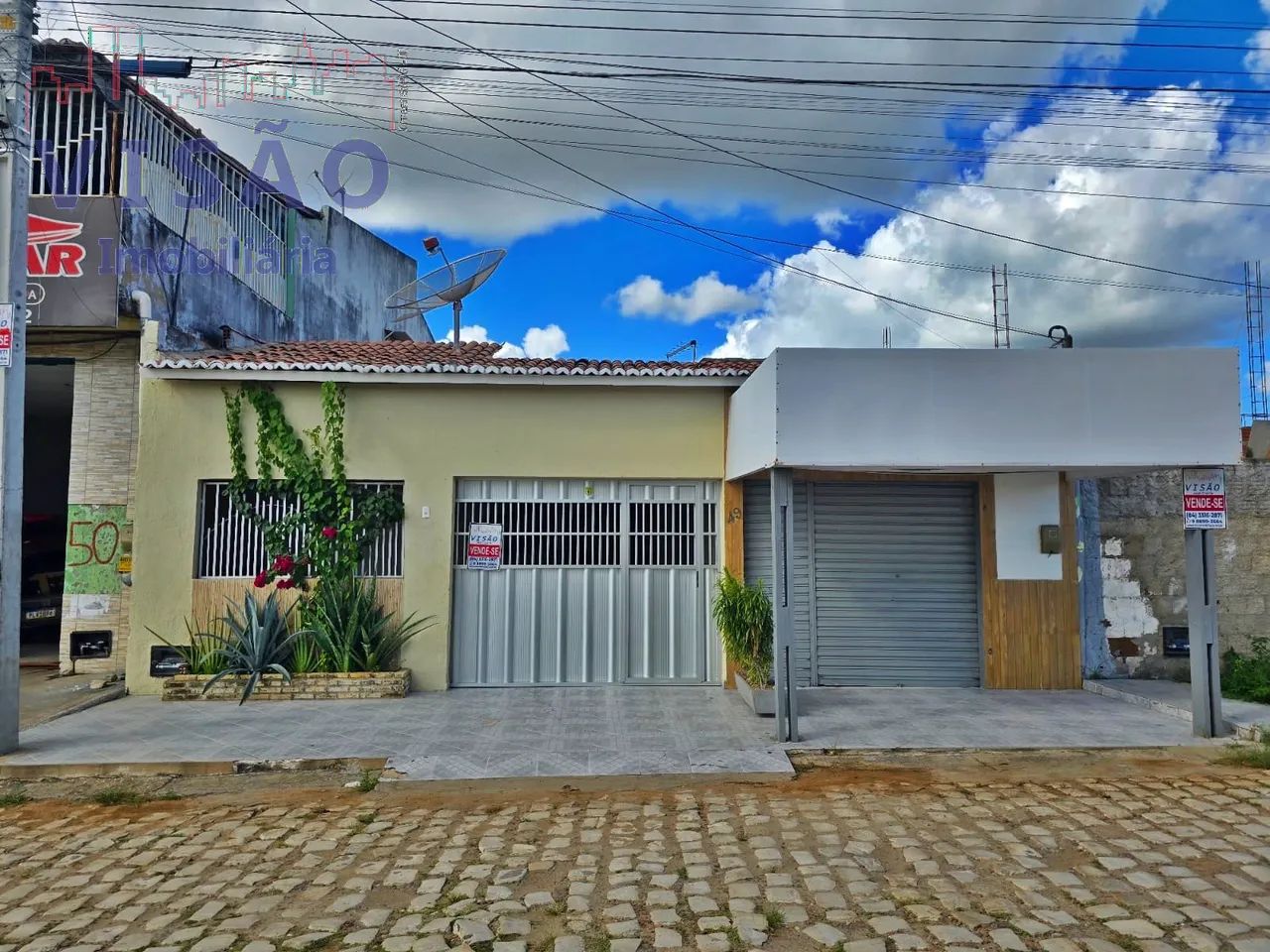 VENDE-SE CASA RESIDENCIAL COM PONTO COMERCIAL