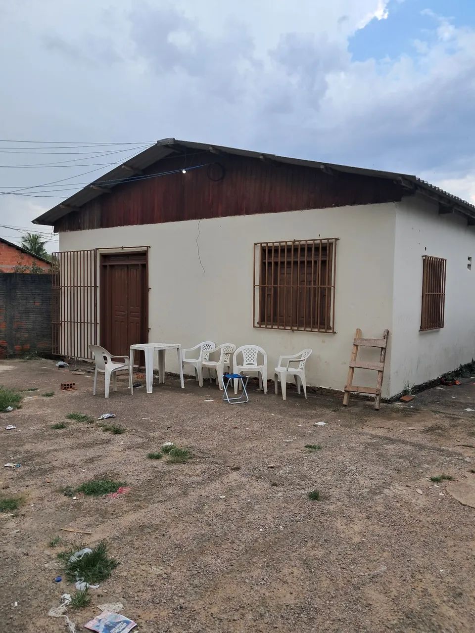 Vendo casa com 03 apto atrás. Todos ja alugados