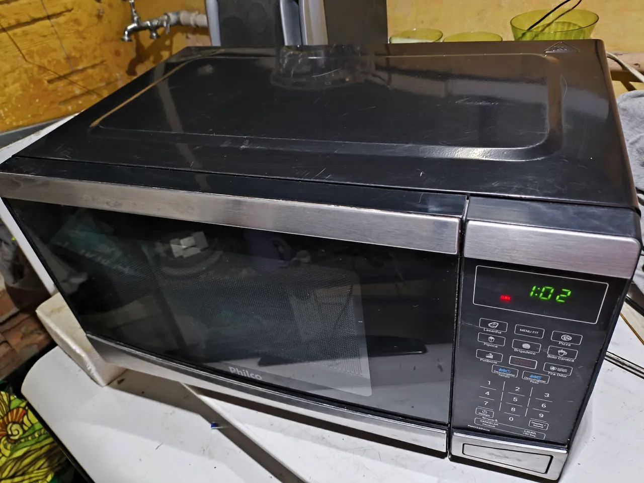 Microondas preto Philco 18 litros 