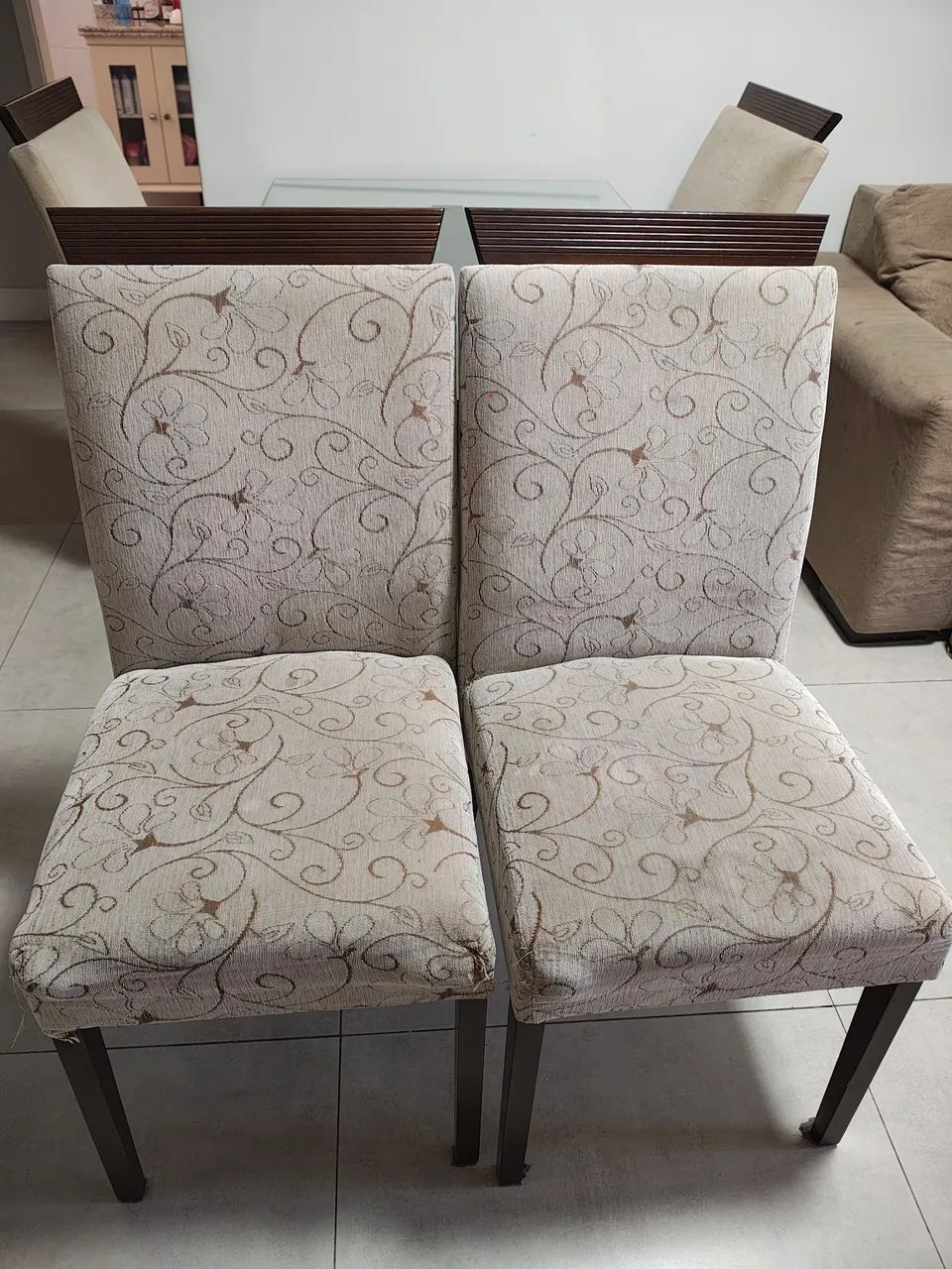 Mesa com tampo de vidro e 4 cadeiras  - Foto 5