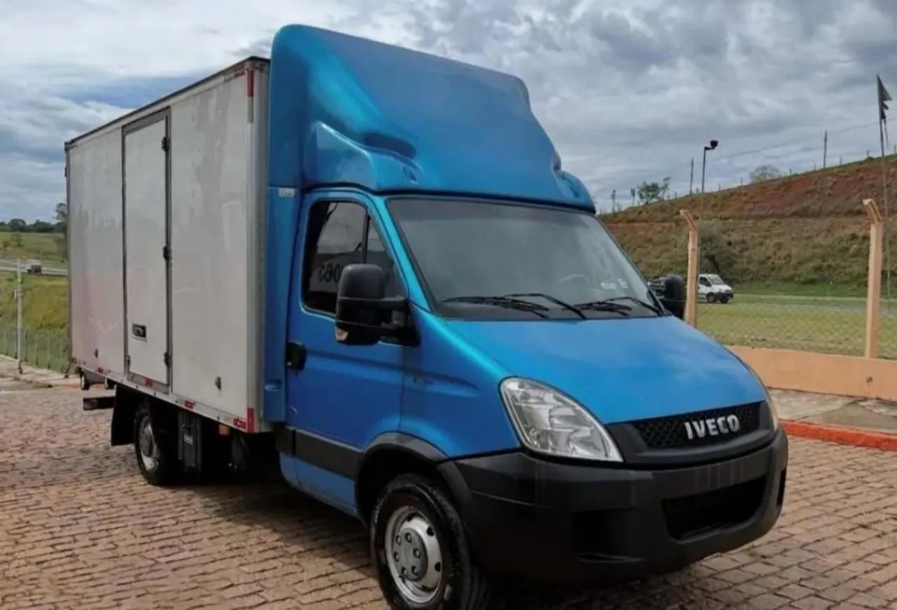 Iveco Daily 35s14 Baú 2017 - Foto 2