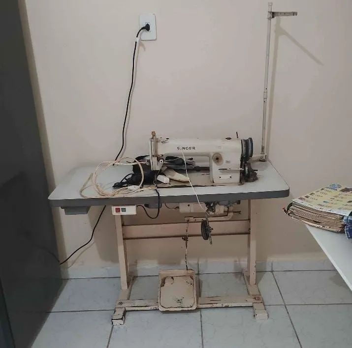 Máquina reta industrial Singer com defeito 