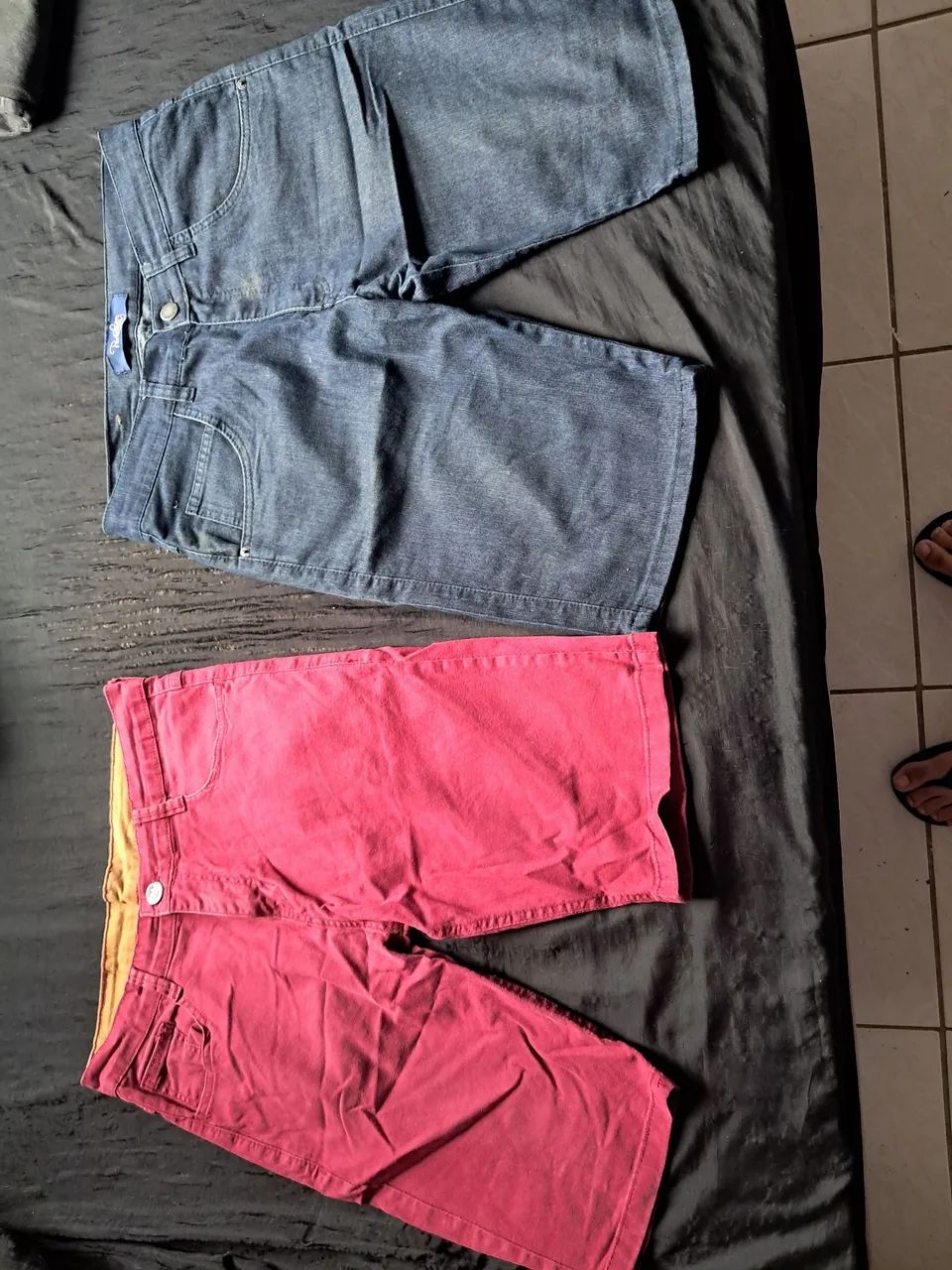 Duas bermudas jeans usadas, tamanhos 42