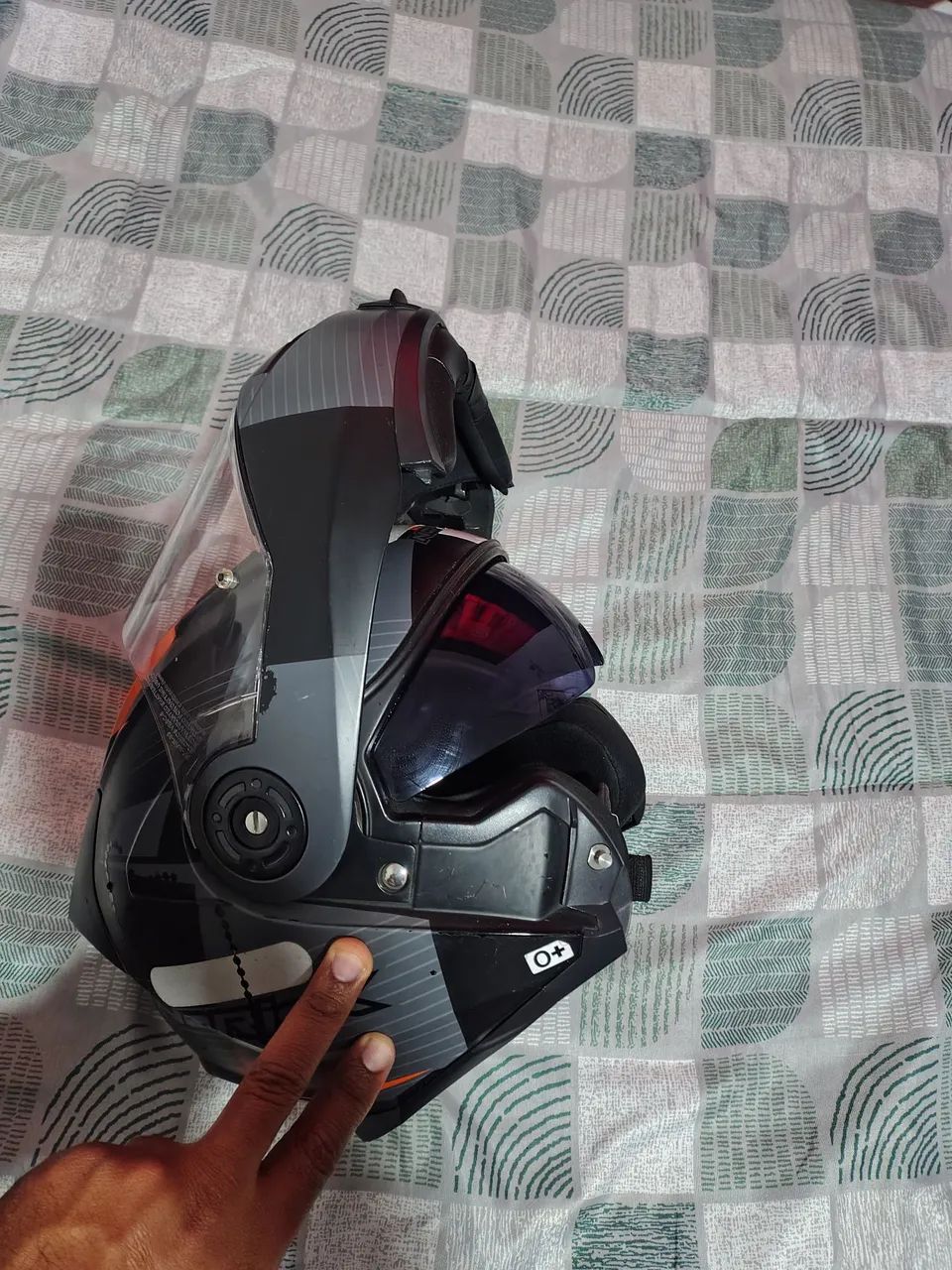 Capacete norisk Robocop semi-novo 