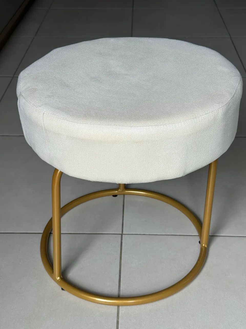 Banco puff base dourada 