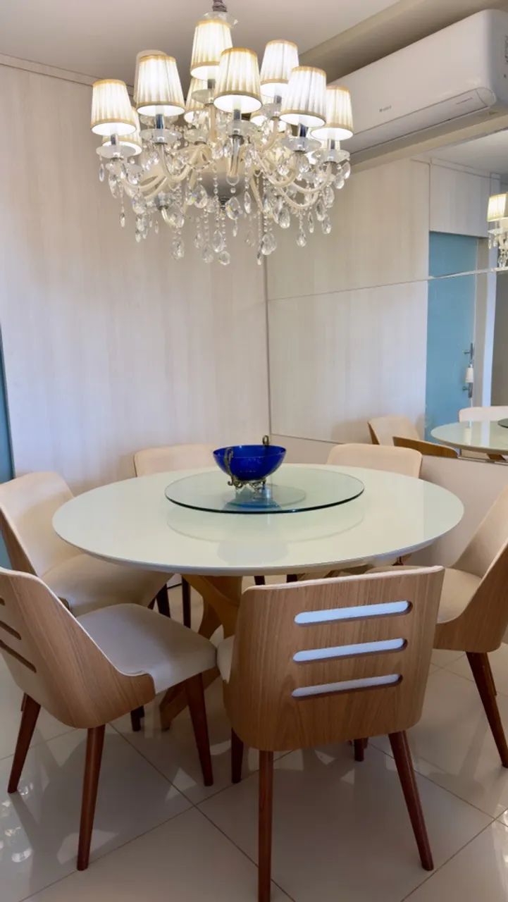 Mesa em laca e vidro e pés em madeira e 6 cadeiras modernas e estofados em linho. 